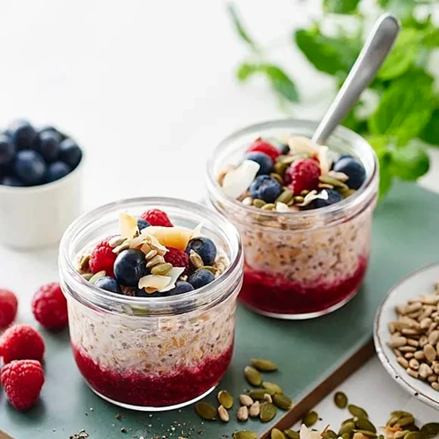 Overnight oats med chiafrön, kokos och hallon