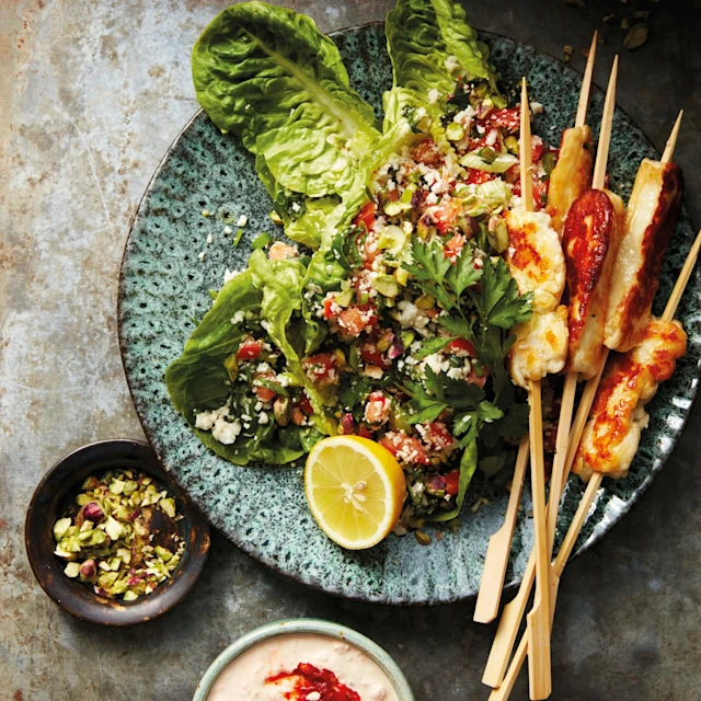 Blomkålstabbouleh med halloumispett och tomatsås