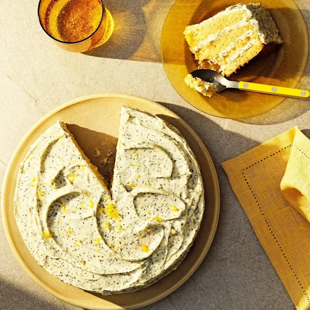 Citrontårta med lemon curd och vallmofrosting