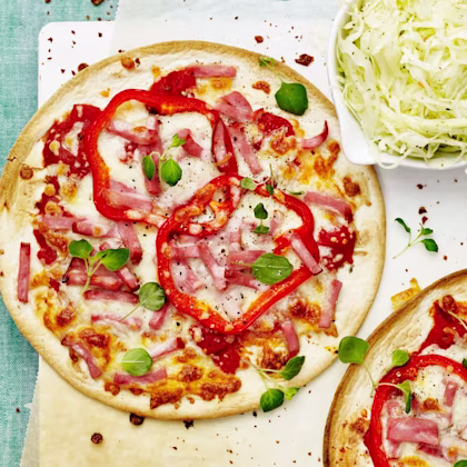 Tortillapizza med vitkålssallad