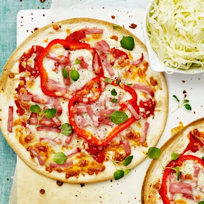 Tortillapizza med vitkålssallad