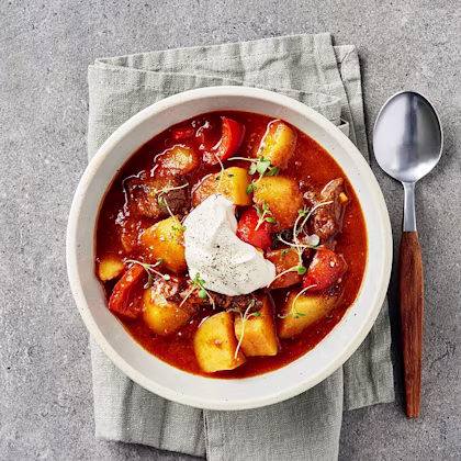 Mustig gulasch på högrev och potatis