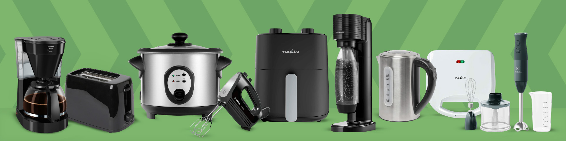 Olika köksmaskiner och hushållsapparater som kaffebryggare, brödrost, riskokare, elvisp, airfryer, kolsyremaskin, vattenkokare, smörgåsgrill, stavmixer och tillbehör uppställda på rad. Klicka för att handla.