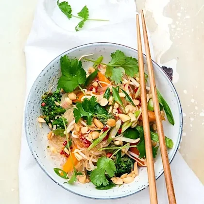 Nudlar i sojadressing med böngroddar och jordnötter