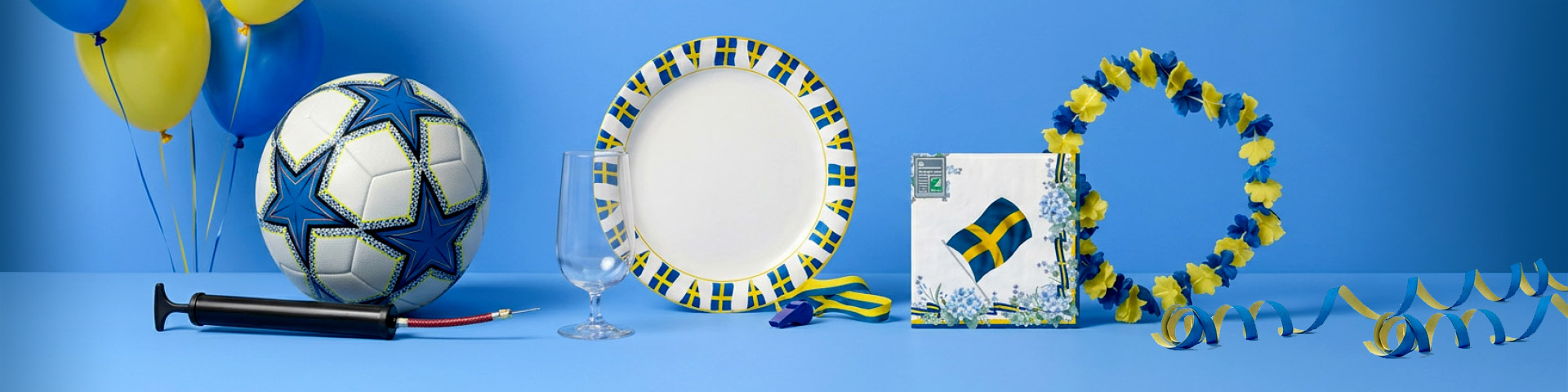 Fotboll och festdekorationer med fotboll, ballonger, pump, tallrik med Sverigeflagga, glas, servetter med flagga, blomkrans och serpentiner. Klicka för att handla.