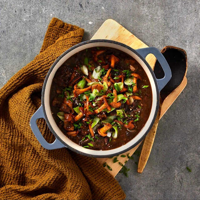 Högrevsgryta med sidfläsk och kantareller