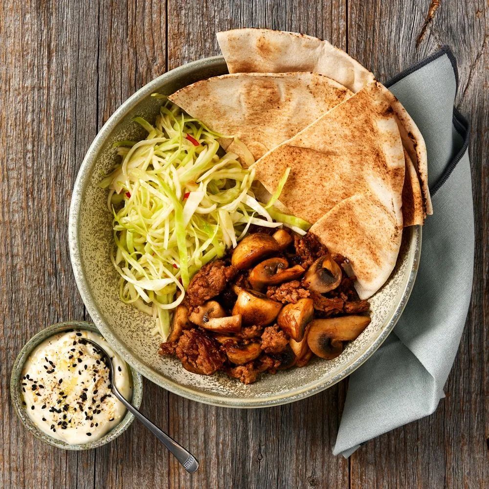 Stekt färs och kålsallad i bröd