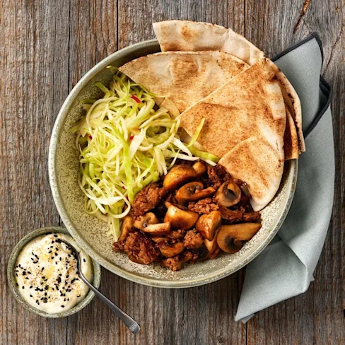 Stekt färs och kålsallad i bröd