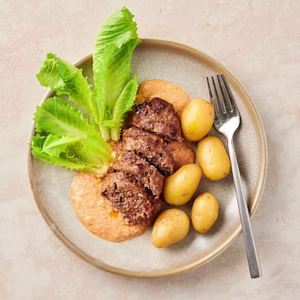 Enkel köttfärslimpa med tomat och rostad lök