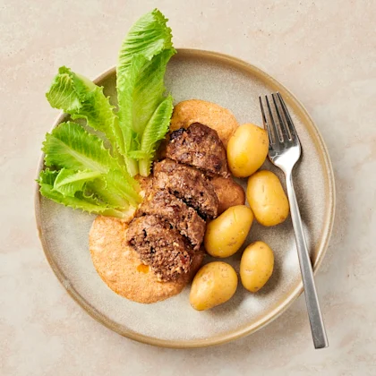 Enkel köttfärslimpa med tomat och rostad lök