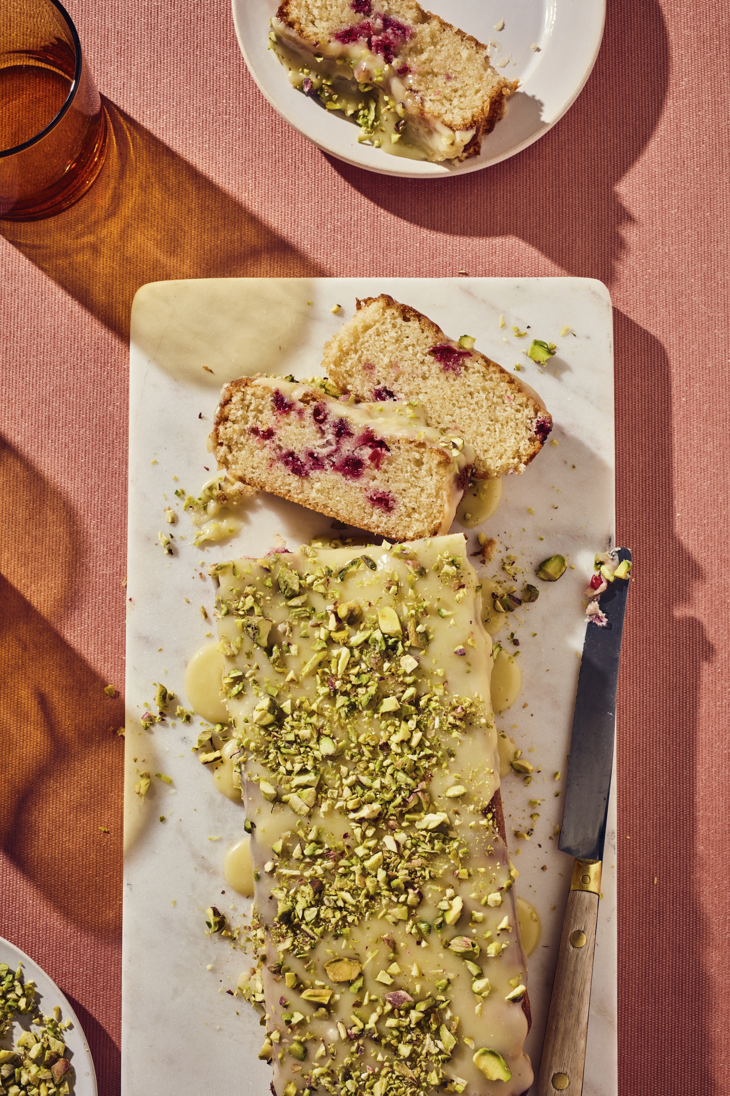 Brynt smörkaka med lingon och vit choklad