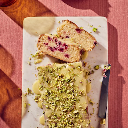 Brynt smörkaka med lingon och vit choklad