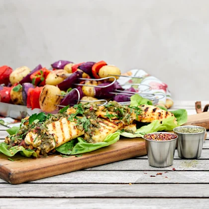 Grillad halloumi med chimichurri och grönsaksspett