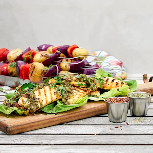 Grillad halloumi med chimichurri och grönsaksspett