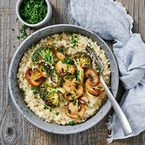 Svamprisotto med vitlöksstekt broccoli