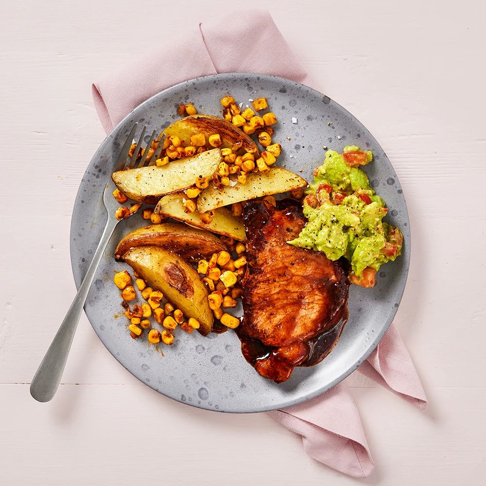 Bbq-kotlett med klyftpotatis och avokadodipp