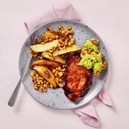 Bbq-kotlett med klyftpotatis och avokadodipp