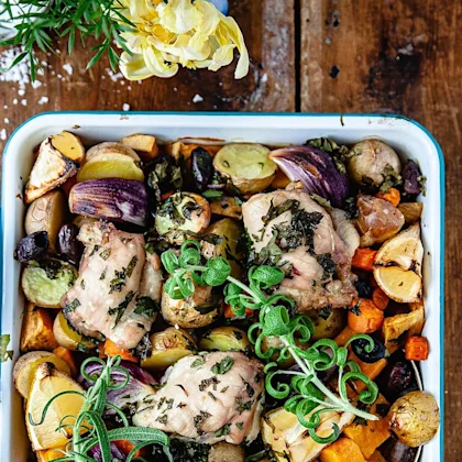 Allt på en plåt – kyckling med ugnsrostade grönsaker