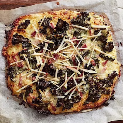 Pizza med grönkål, julskinka och äpple