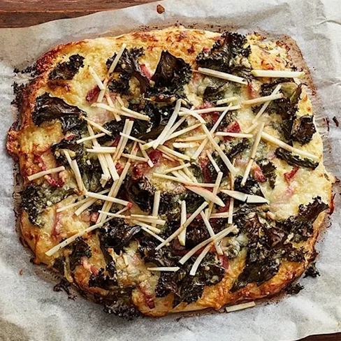 Pizza med grönkål, julskinka och äpple