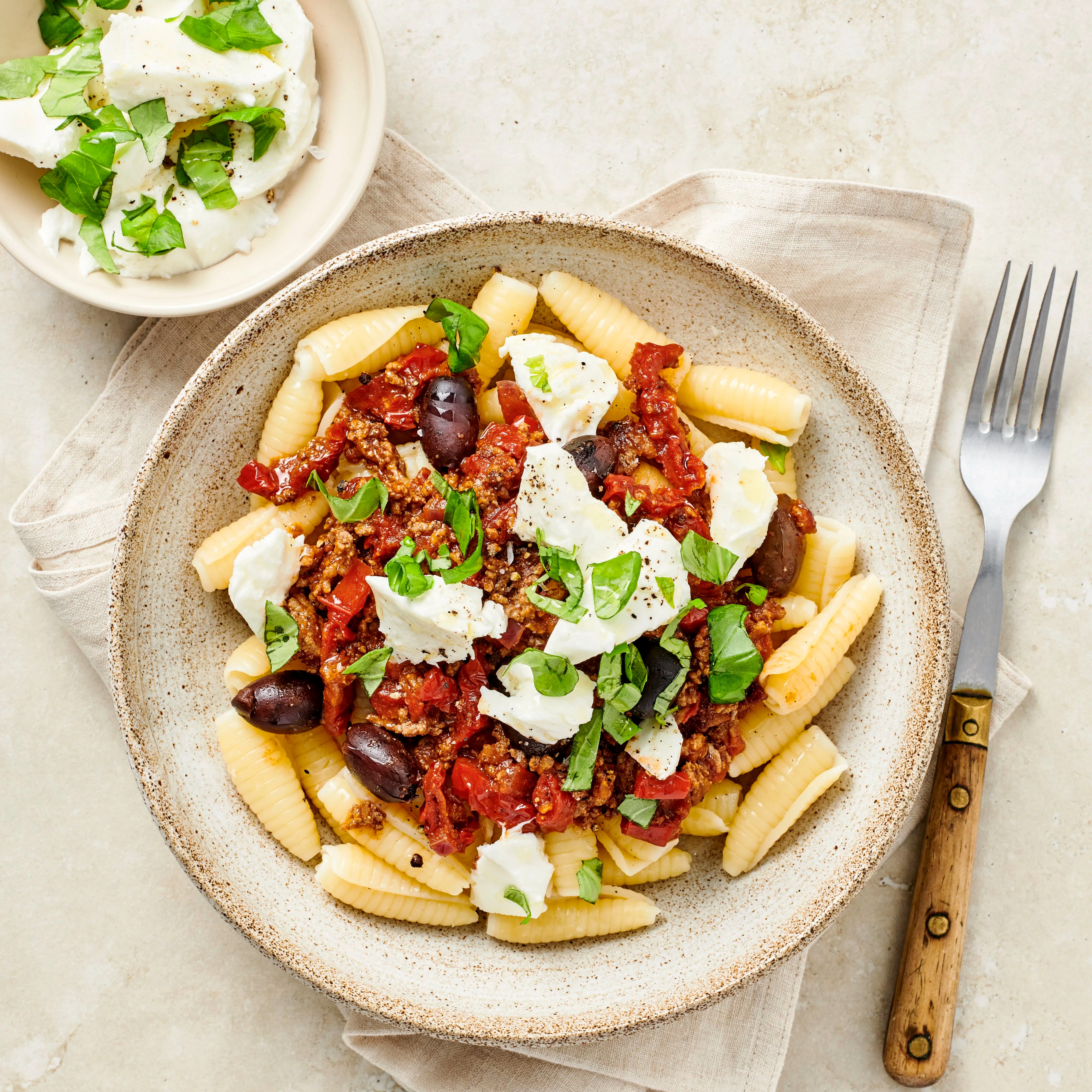 Köttfärssås med oliver och basilika