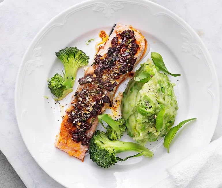 Tomatbakad lax med grönt mos