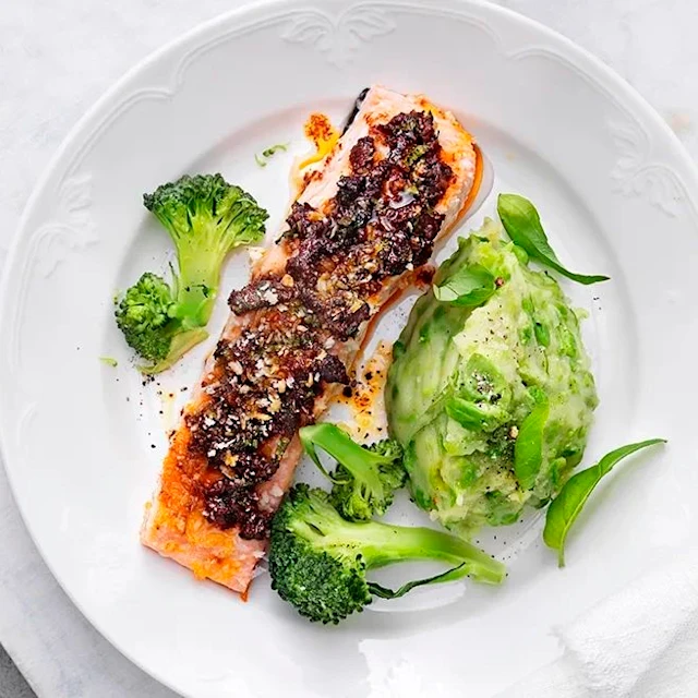 Tomatbakad lax med grönt mos