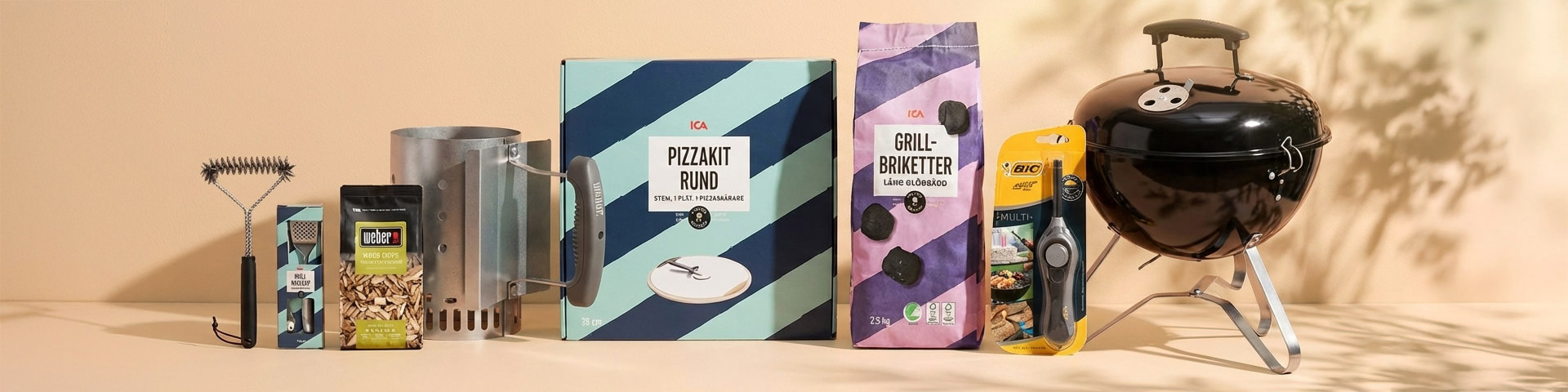 Grilltillbehör uppställda, bland annat grillborste, grillspån, tändrör, pizzakit rund, grillbriketter, tändare och klotgrill. Klicka för att handla grillar och grillredskap