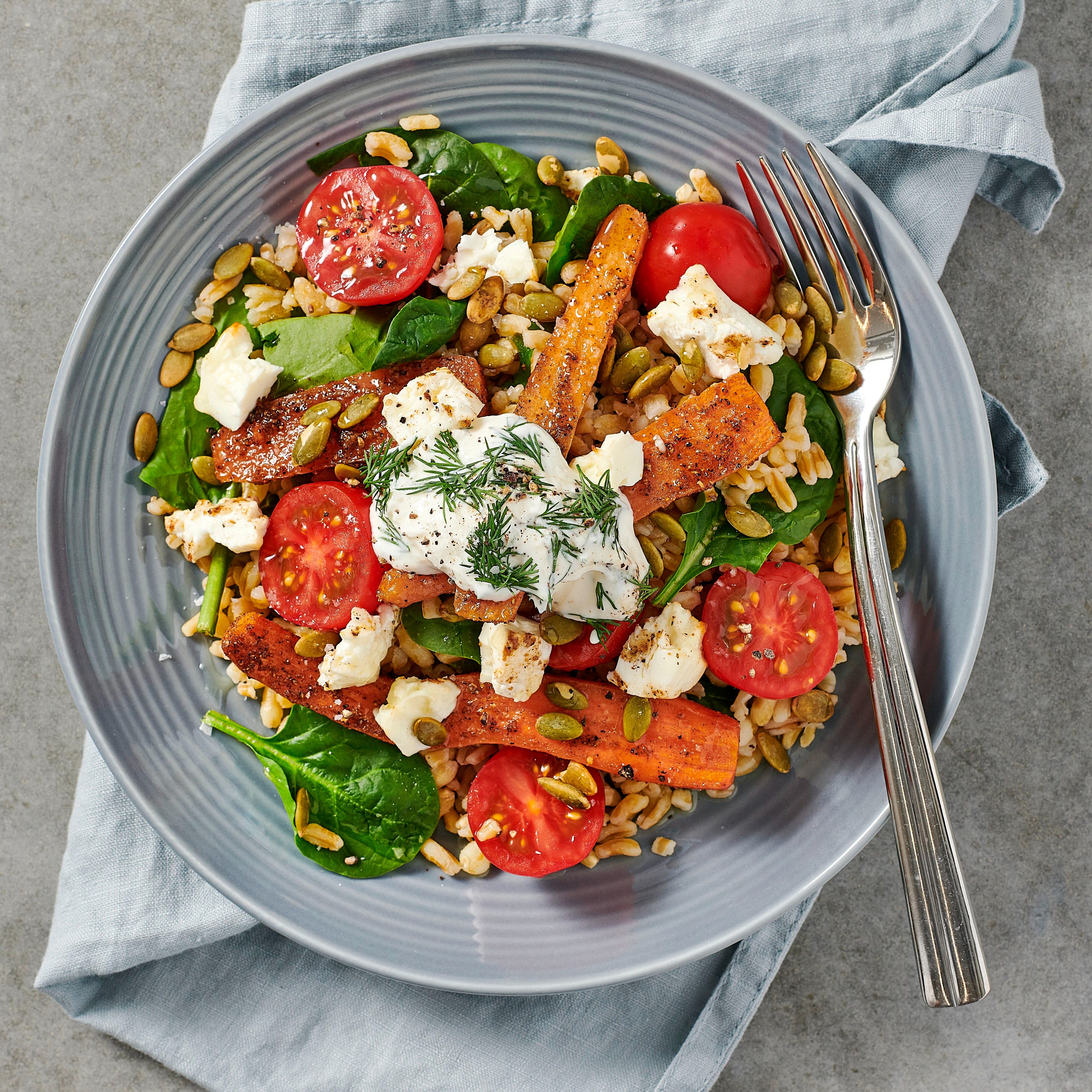 Rostade morötter med garam masala, fetaost och dillyoghurt