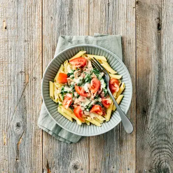 Pasta penne med tomat, spenat och krämig sås