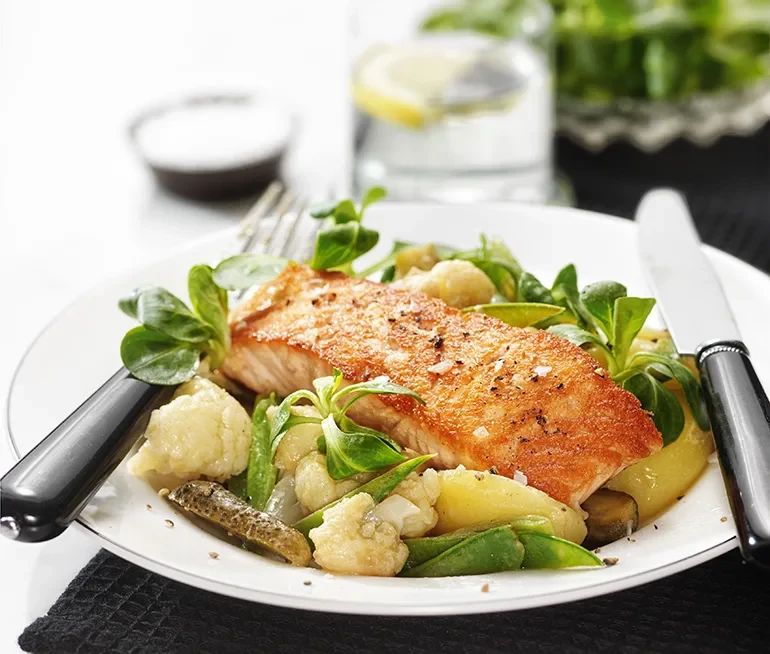Stekt lax med sommarsallad