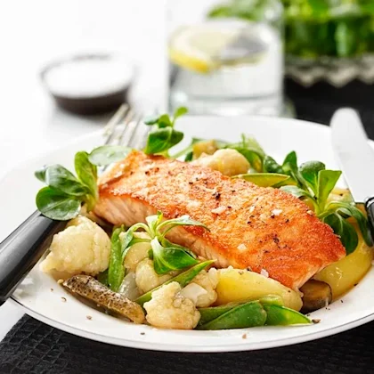 Stekt lax med sommarsallad