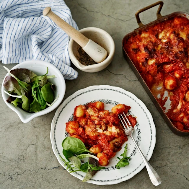 Allt i en form - Gnocchigratäng med halloumi och salvia