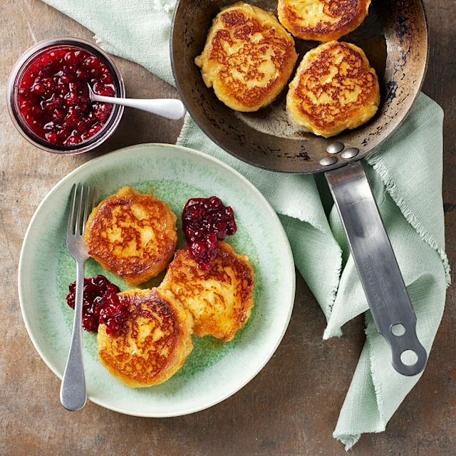 Potatisbullar med rårörda lingon