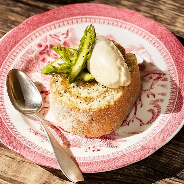 Rulltårta med lemoncurd och vaniljmarinerad sparris