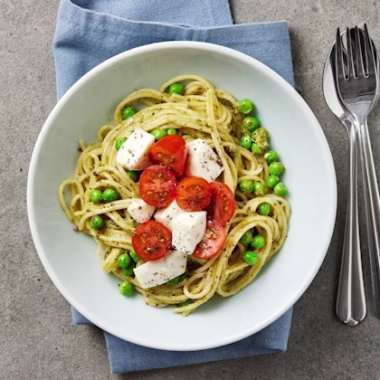 Pasta pesto med mozzarella och tomat
