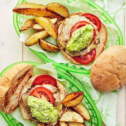 Hamburgare med avokadoröra och klyftpotatis