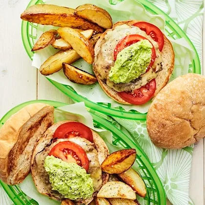 Hamburgare med avokadoröra och klyftpotatis