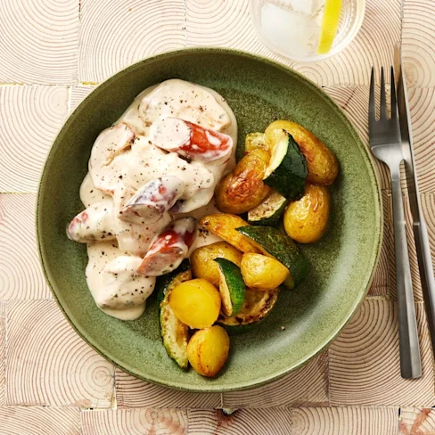 Kyckling i dragonsås med kabanoss och rostad potatis