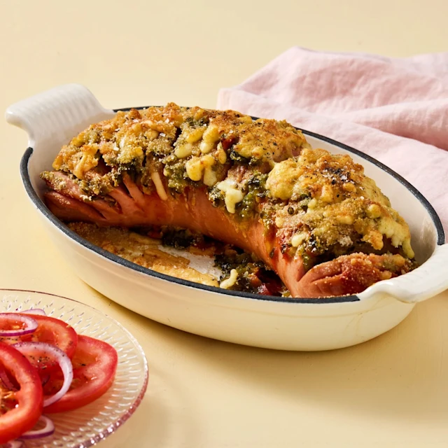 Ugnsbakad falukorv med bostongurka och tomat