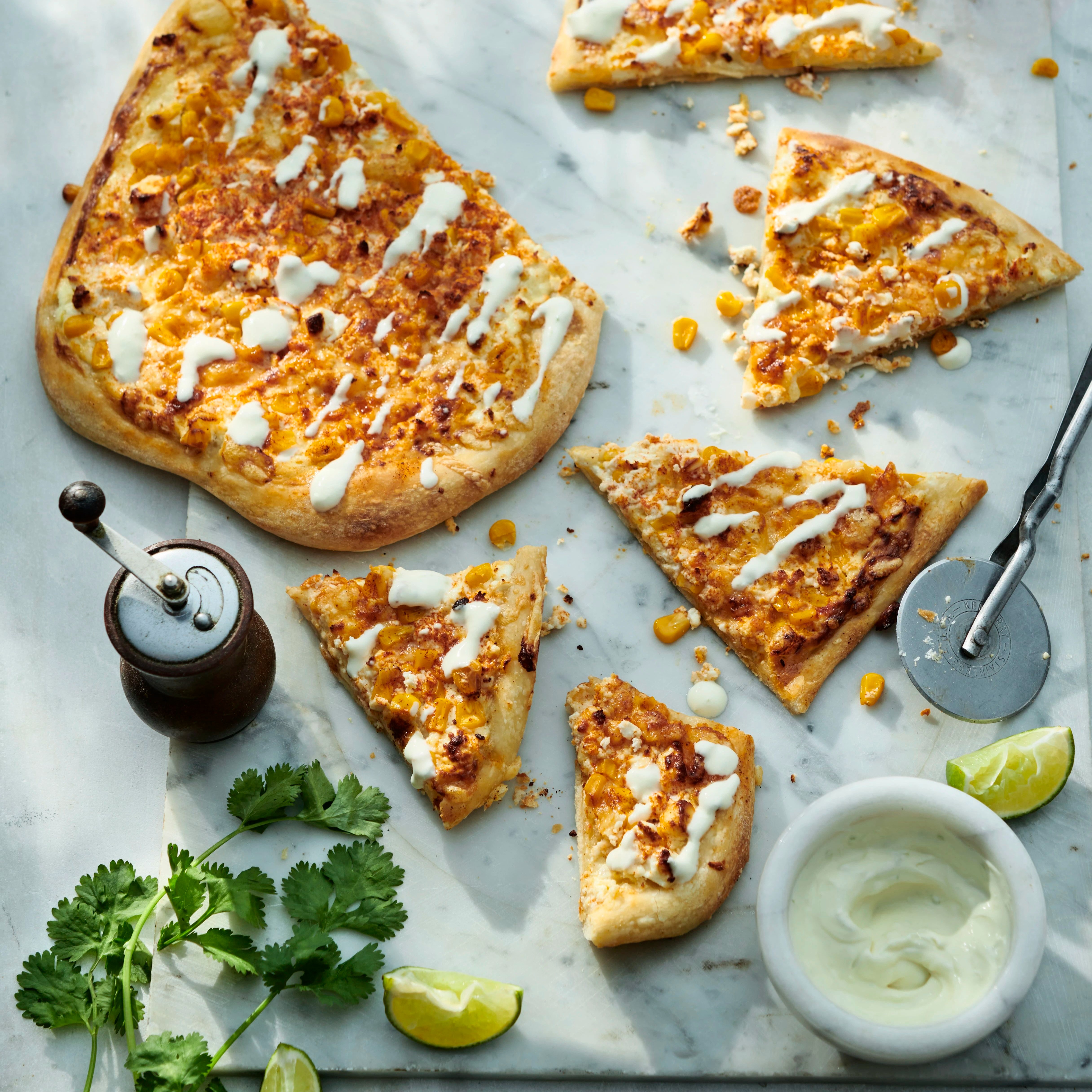 Pizza med majs och fetaost