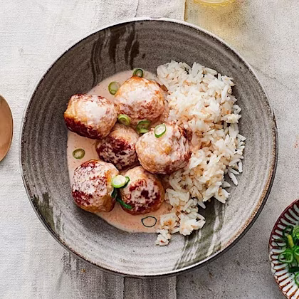Asiatiska kycklingköttbullar i röd curry med kokosris