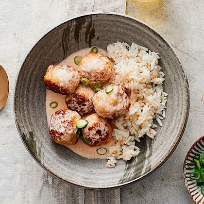 Asiatiska kycklingköttbullar i röd curry med kokosris