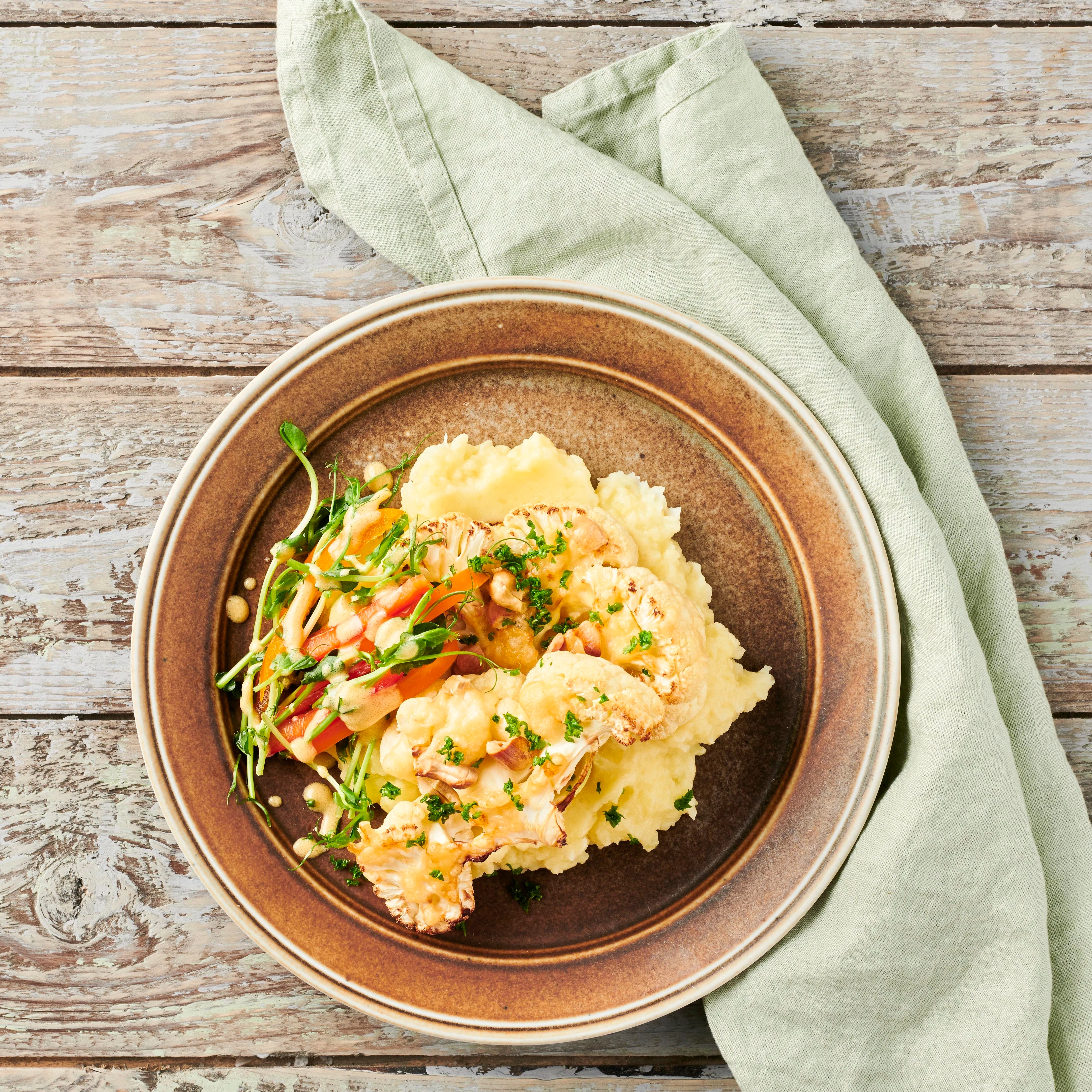 Ost- och persiljegratinerad blomkål med rostat vitlöksmos