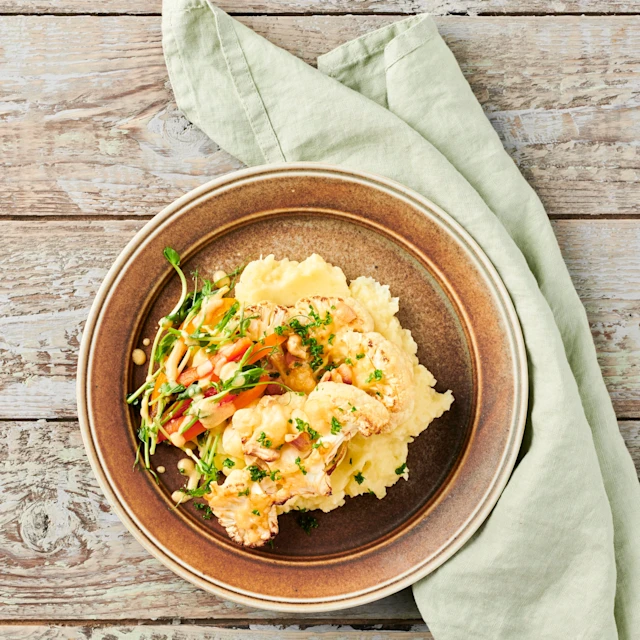 Ost- och persiljegratinerad blomkål med rostat vitlöksmos