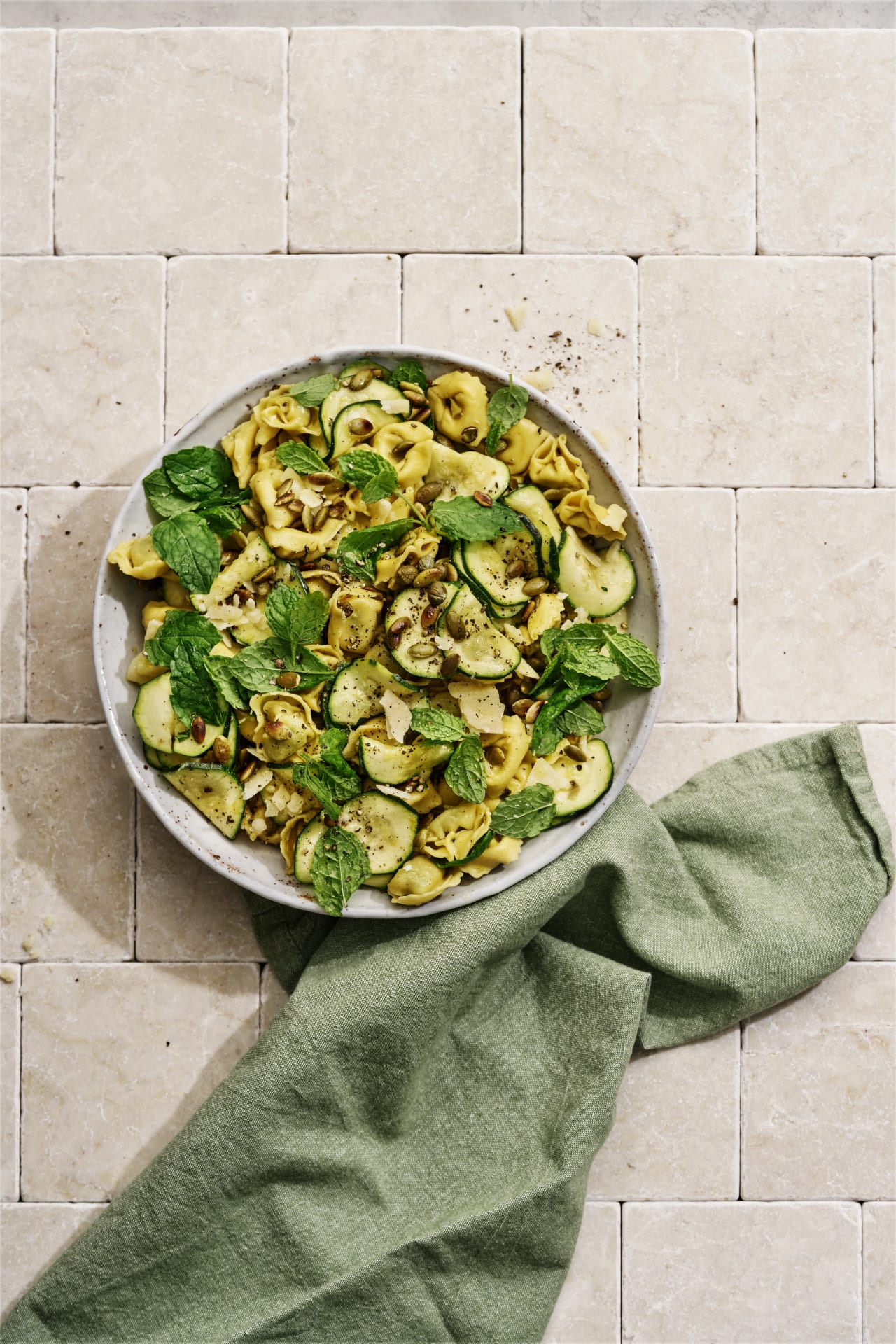 Tortellinisallad med zucchini och kapris