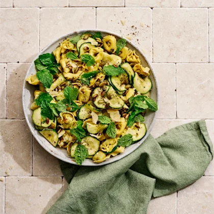Tortellinisallad med zucchini och kapris