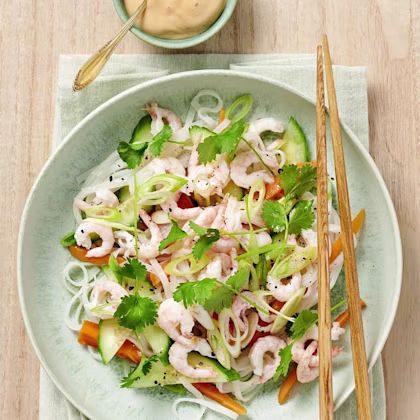 Nudelsallad med räkor och chilimajo