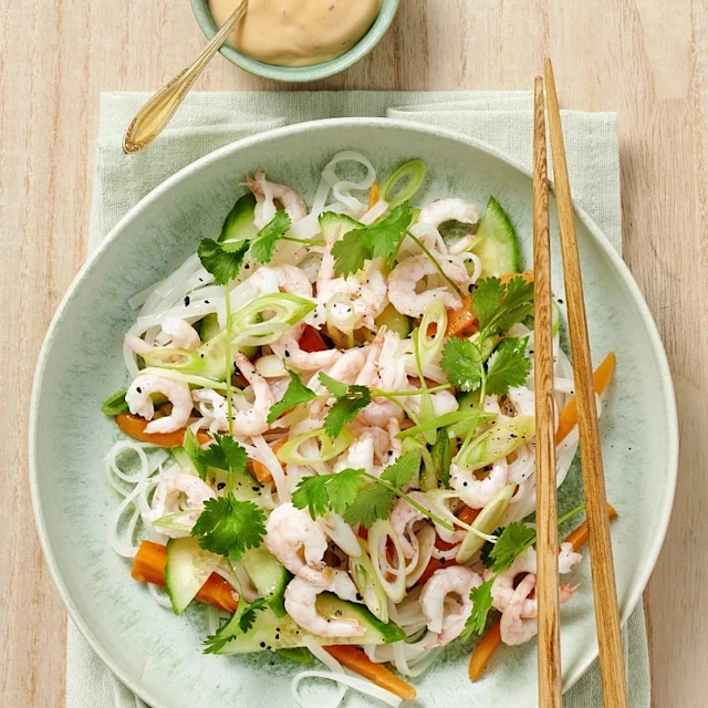 Nudelsallad med räkor och chilimajo