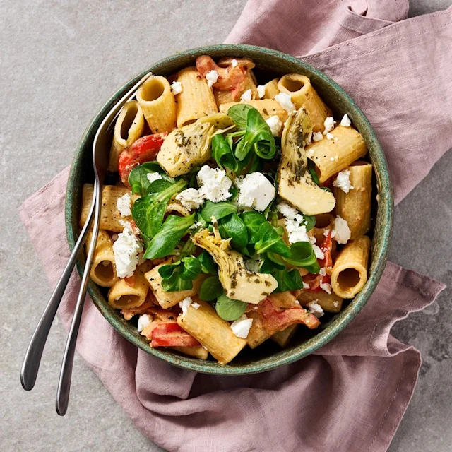 Krämig tomat- och kronärtskockspasta med rosmarin